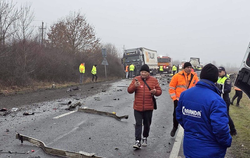 Accidentul cu șapte morți din Timiș. Mărturia șoferului din TIR-ul lovit de microbuz: „În 34 de ani de carieră n-am văzut așa ceva”  