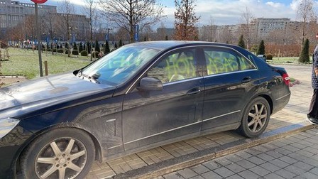 Una dintre mașinile vandalizate de protestatari | Foto: News.ro