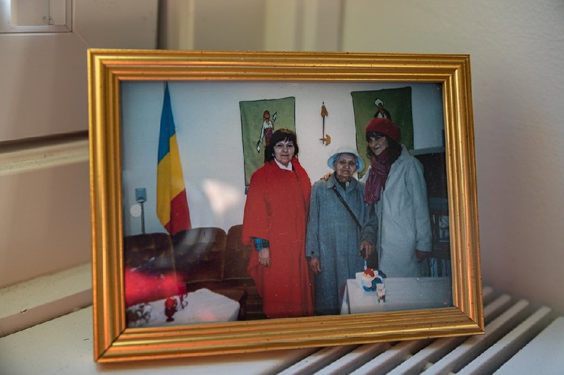Fotografie cu Silvia Luca (stânga), mama Silviei și Gabriela Melinescu (dreapta) într-un centru cultural pentru românii stabiliți în Stockholm