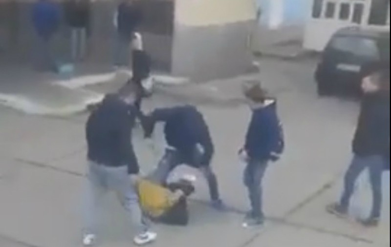 Bătaie în autogara din Năsăud. Trei elevi și-au împărțit pumni și picioare. Imagini șocante – VIDEO
