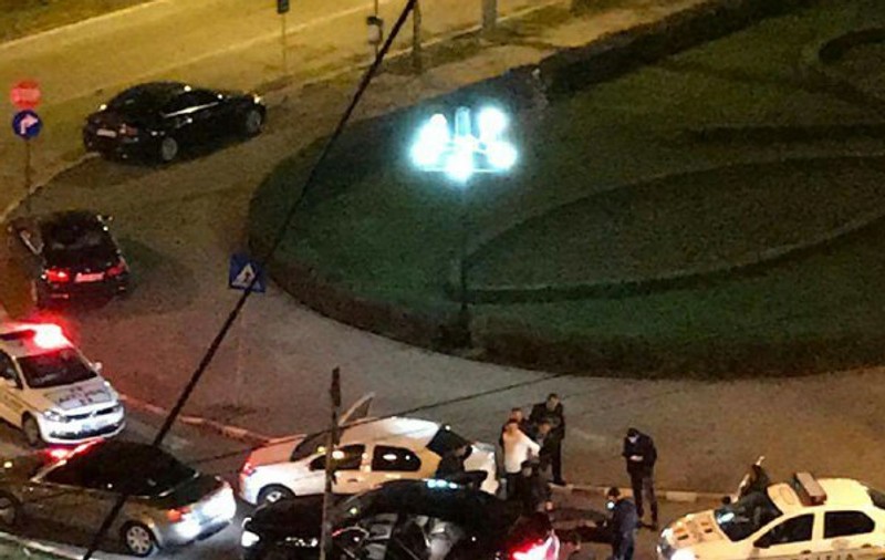 Au simulat un atac terorist în Ploiești. Un tânăr cu turban pe cap a tras cu un pistol de jucărie și a fost urmărit de polițiști