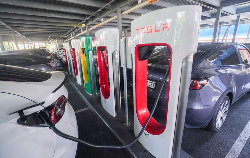 De ce stă Elon Musk pe un munte de 50.000 de mașini electrice pe care n-a reușit să le vândă
