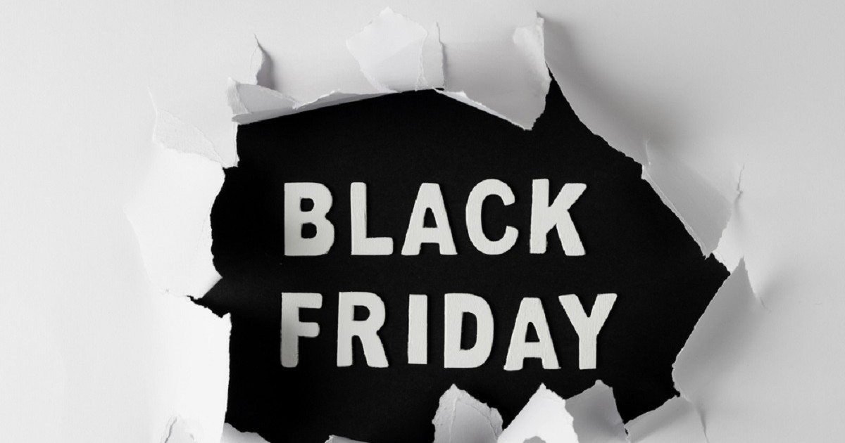 Când este Black Friday 2024 în România - Black Friday, scris pe un fundal negru cu alb
