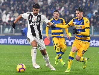 Sami Khedira (stânga), într-un meci cu Parma, iarna trecută.