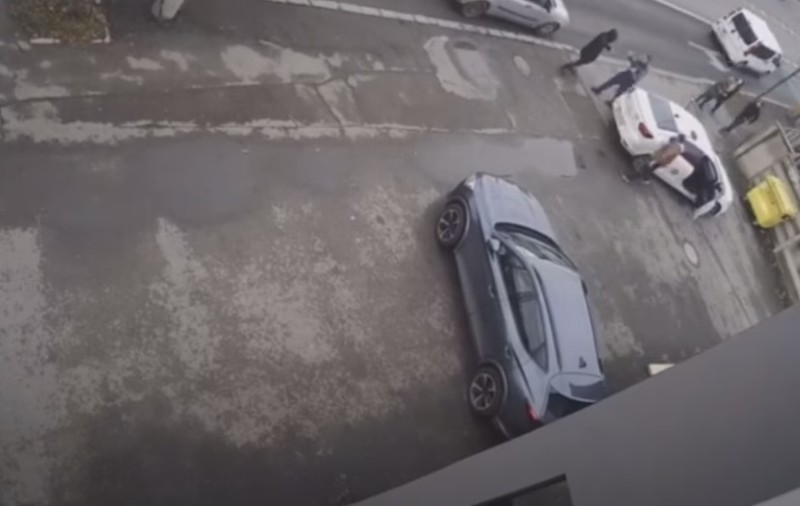 VIDEO. Două fete au fost atacate din senin pe stradă, în Cluj-Napoca. Mai mulţi bărbaţi le-au sărit în ajutor. Reacţia uneia dintre fete: „Ați dat dovadă de omenie!"