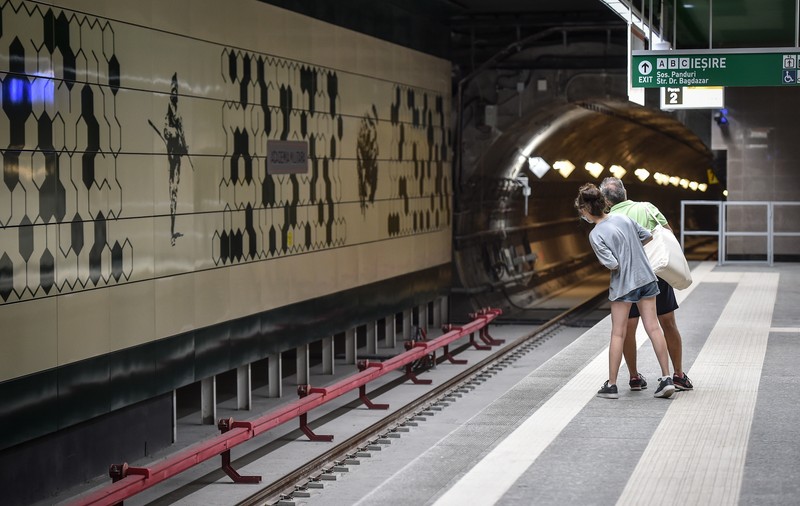 De ce întârzie metroul? Banii obținuți de Metrorex la rectificarea bugetară pentru a-și plăti datoriile au mers în salariile mărite ale angajaților