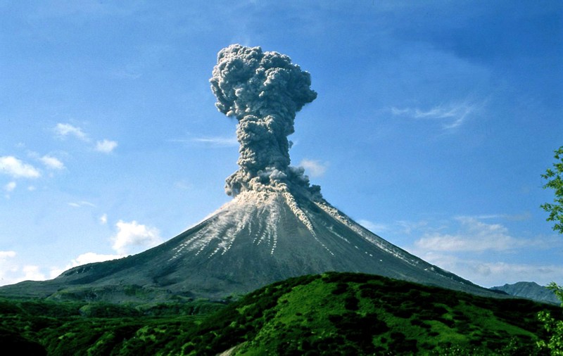 Vulcanul Pavlof a erupt şi aruncă cenuşă la 6000 de metri!