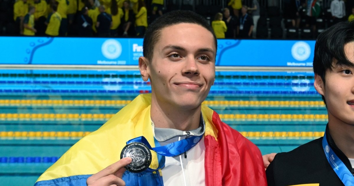 Davic Popovici cu medalia de argint cucerita la Melbourne, in Australia, la CM de natatie. Foto: Profimedia