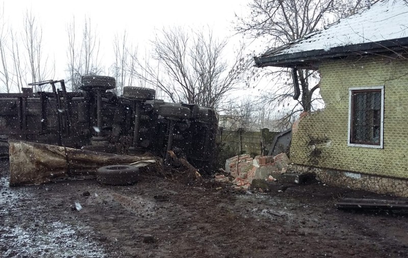 TIR lovit de tren în județul Brăila și proiectat într-o clădire din apropiere. ISU: Patru persoane rănite