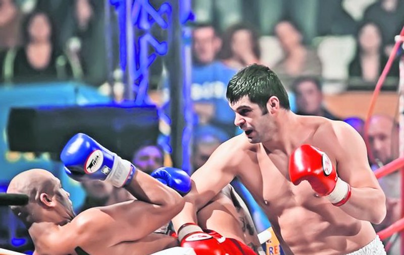 Luptătorul Daniel Ghiţă l-a făcut KO pe ucraineanul Serghei Laşcenko în gala K1 de la Zagreb şi i-a dedicat succesul micuţului Andrei, care a împlinit ieri un anişor