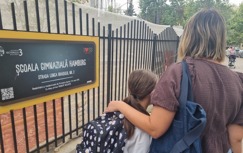 Scandalul de la Școala Hamburg continuă. Mama unui elev: „Containerele sunt amplasate  în parcarea unui bloc și nu prezintă siguranță”. La ce se referă femeia