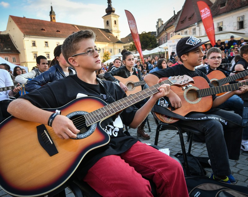 Sute de tineri şi-au acordat chitarele şi au cântat la unison la Sibiu FOTO&VIDEO