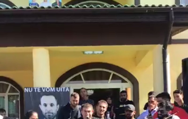 Înmormântarea transmisă live pe Facebook. Un tânăr din Ialomiţa, condus pe ultimul drum cu lăutari