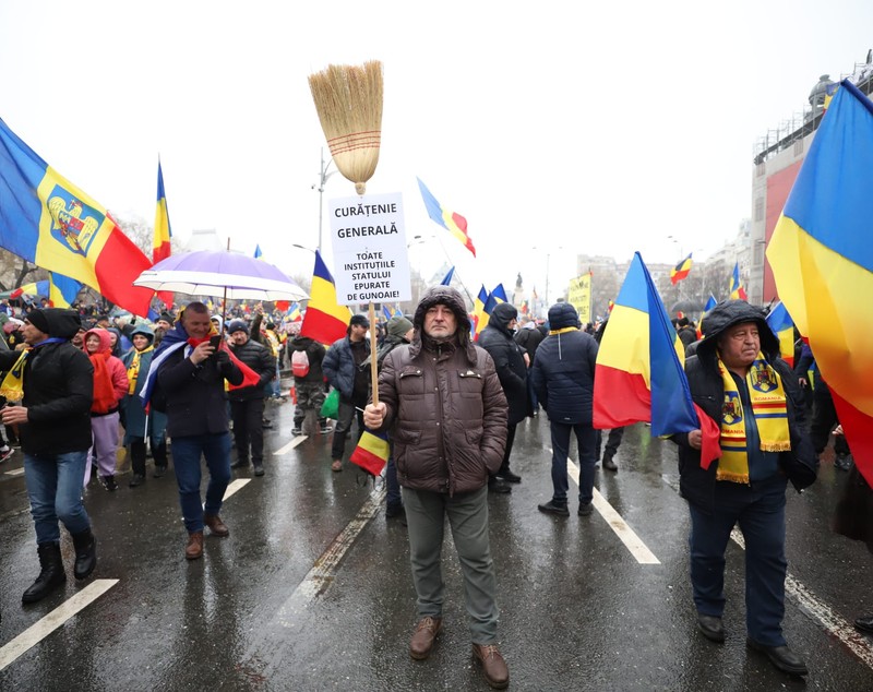 Străzi închise de poliție în ultima clipă în București, în timpul mitingului anunțat de AUR pe 1 martie