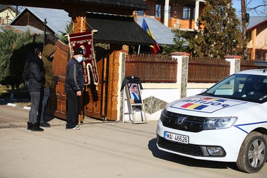 O mașină de Poliție este parcată la poarta bisericii