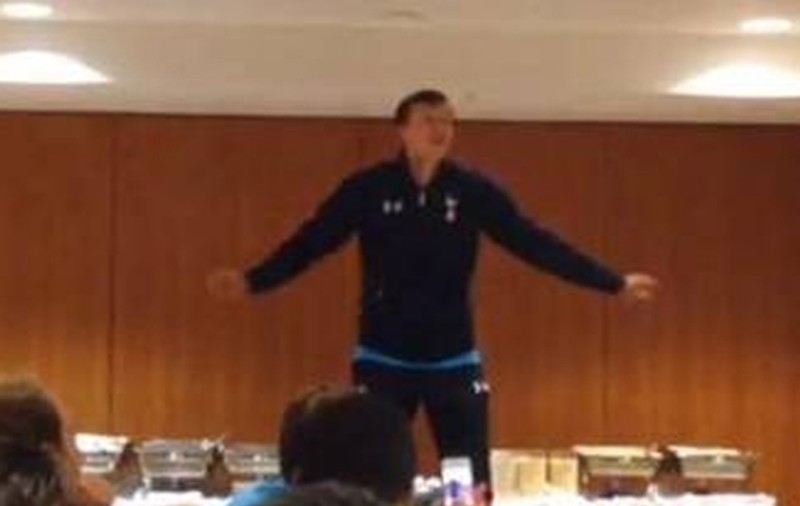 Cocalar sau nu? Chiricheş le-a cântat MANELE colegilor săi de la Tottenham! | VIDEO