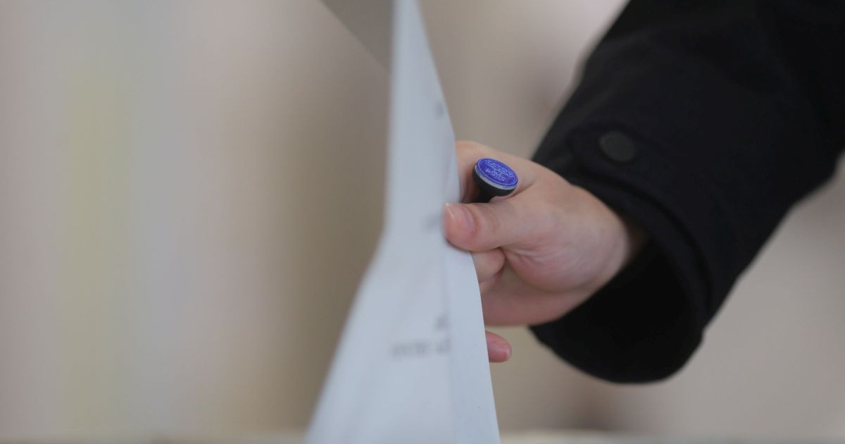 O persoana introduce un buletin de vot intr-o urna, la alegerile parlamentare, in Timisoara, duminica, 1 decembrie 2024