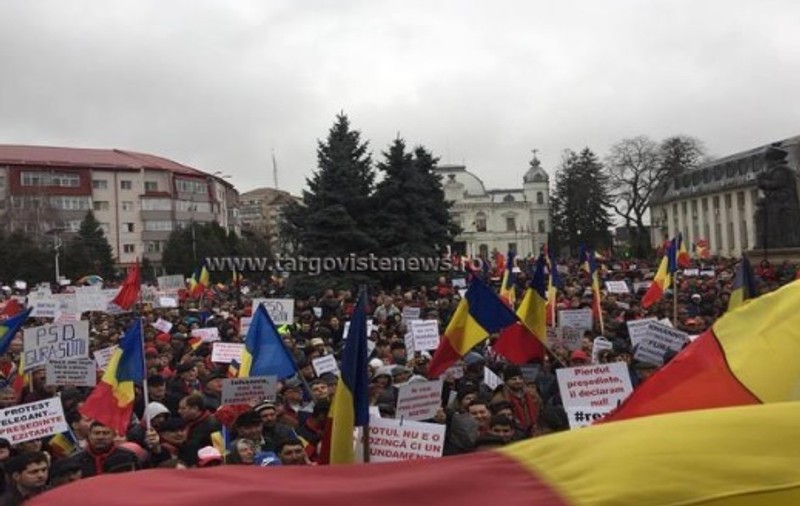 UPDATE / Miting PSD la Târgoviște. 10.000 de oameni au participat la o manifestație de susținere a Guvernului Grindeanu GALERIE FOTO