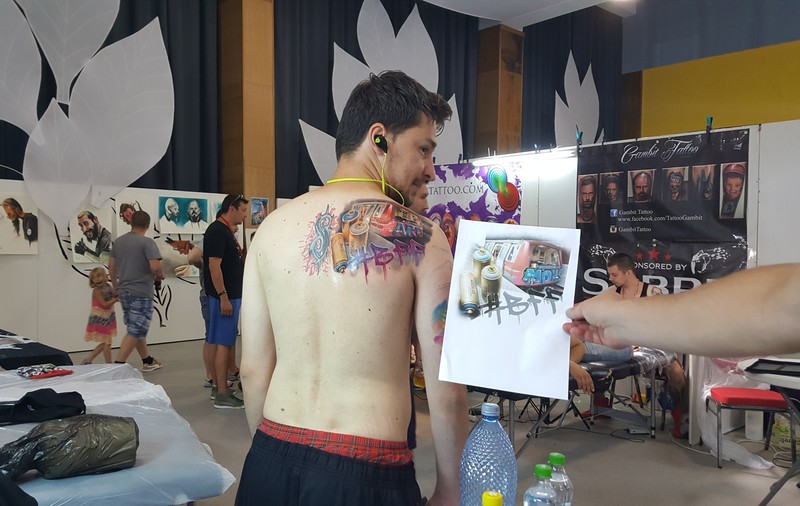 Din dragoste pentru graffitti! Un bucureștean și-a tatuat pe spate un vagon de metrou