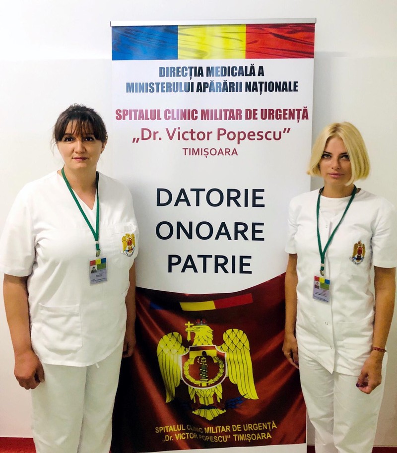 Locotenent-colonel Adriana Varga, psiholog clinician principal, și căpitan Adriana Neagu, psiholog clinician specialist. Fotografie via pagina de Facebook a Direcției Medicale a Ministerului Apărării Naționale