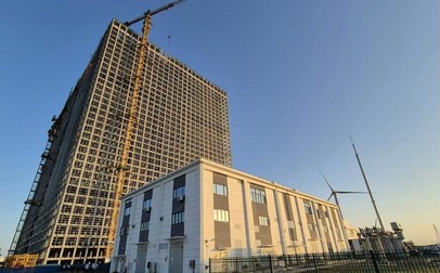Prima baterie-turn gravitațională din lume, testată în China. Rudong stochează energie cu 315.000 tone beton. Foto: Energy Vault