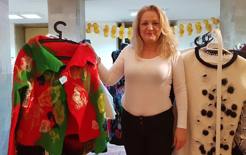 Cum arată o rochie fără cusături, din lână împâslită manual cu săpun