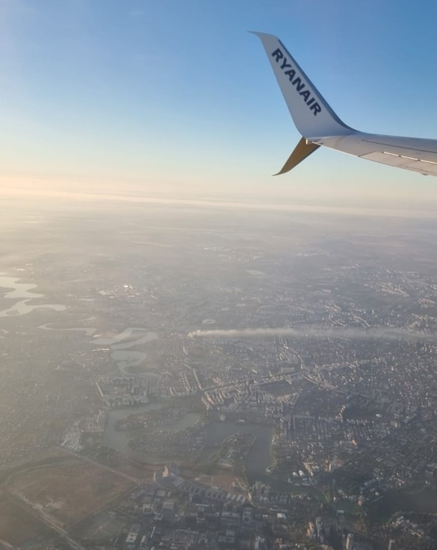 Fumul de la incendiul de la depozitul Antrefrig, din București, se vede și din avion, miercuri dimineață