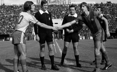 Liță Dumitru (stânga) și Johan Cruyff, căpitanii de la Steaua, respectiv FC Barcelona, în 1977