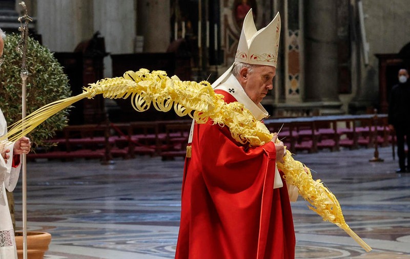 „Anul trecut am fost șocați. Anul acesta suntem mai presați”. Mesajul Papei Francisc, la slujba de Florii, într-o catedrală aproape goală