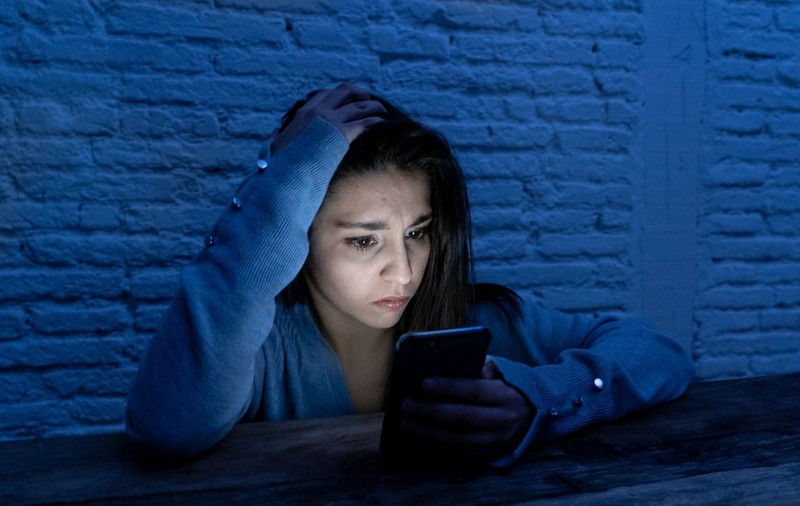 Scena9: În România pornografia fără consimțământ nu este incriminată. Viața privată a adolescentelor, exploatată pe rețelele sociale