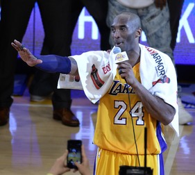 Kobe Bryant, vorbind fanilor la ultimul meci din carieră. (FOTO: EPA)