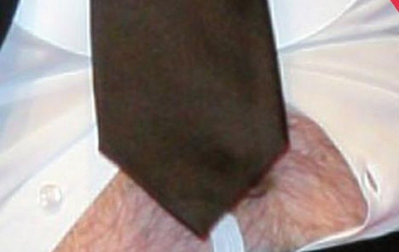 Aşa ceva nu este scuzabil la UN DOMN! Vezi SITUAŢIA PENIBILĂ în care a ajuns unul dintre cei mai seducători bărbaţi ai planetei! FOTO