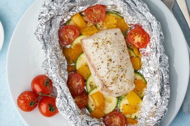 File de cod cu legume gătit la cuptor