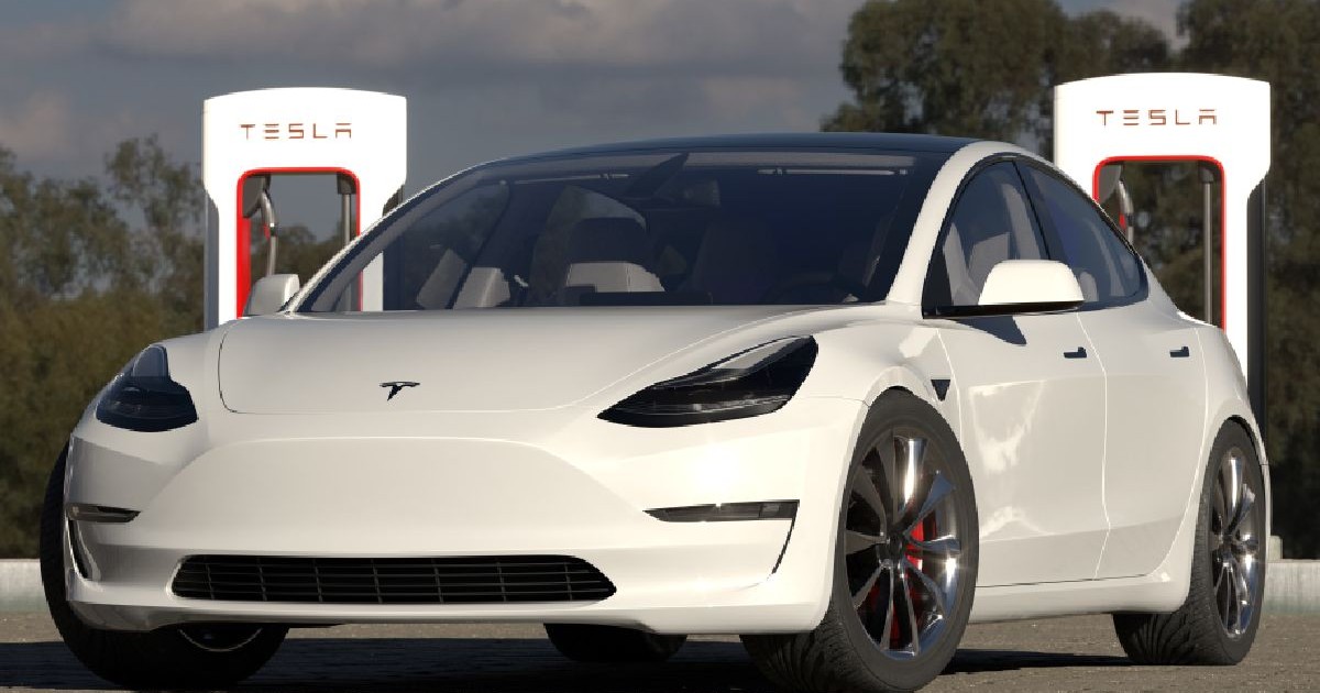 Fotografie cu o mașină electrică Tesla Model 3, alb metalizat, parcat la o stație de încărcare Tesla.