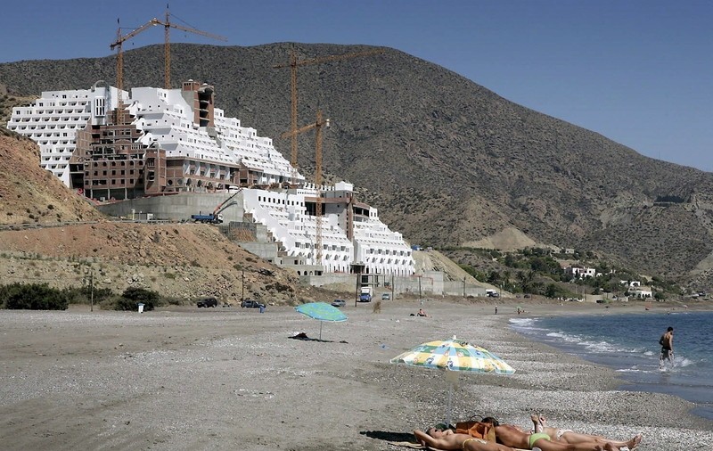 Motivul pentru care un hotel de lux de pe o plajă din Spania nu a fost finalizat de 18 ani și trebuie demolat. Proprietarul cere despăgubiri uriașe