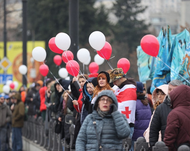 Mii de oameni au protestat în Georgia formând un lanț uman, la o lună după ce guvernul a amânat negocierile pentru aderarea la UE 
