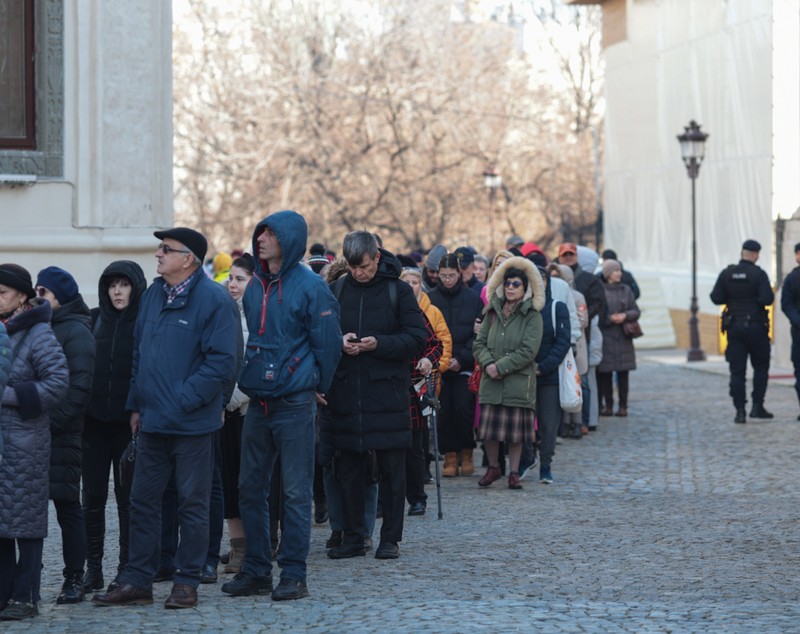 Sute de persoane la coadă în prima zi a anului, la racla Sfântului Vasile cel Mare de la Patriarhia Română