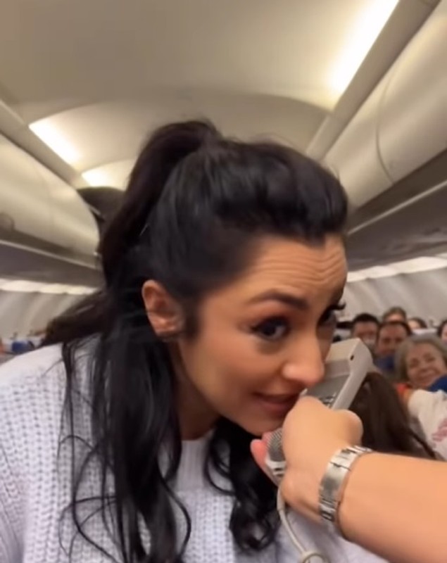Andra a cântat într-un avion pe ruta București - Cluj. Pasagerii s-au ridicat în picioare: „Avea cumva întârziere avionul și făcuși divertisment?”
