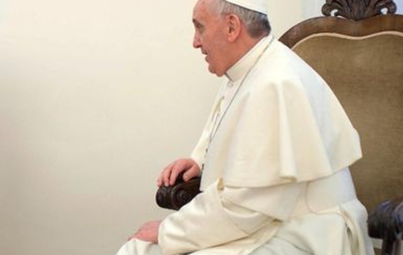 Un recepţioner a vorbit cu Papa de la Roma şi i-a spus fără să ştie cine e interlocutorul: "Dacă tu eşti Papa, eu sunt Napoleon"