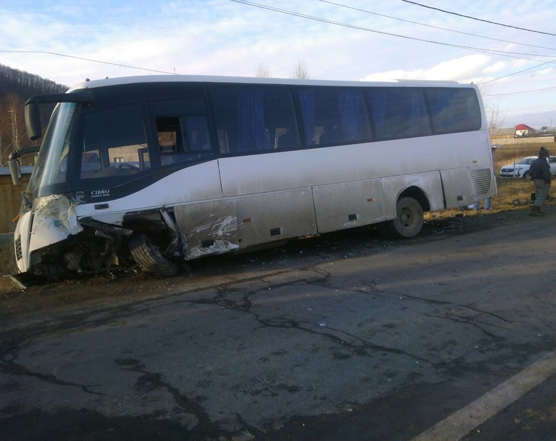 UPDATE: 13 oameni, la spital în urma ciocnirii violente dintre un autocar și o mașină în Bacău| FOTO/VIDEO