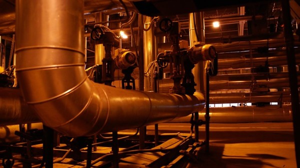 Conducte în interiorul unei centrale energetice. Poză cu caracter ilustrativ. Foto: Shutterstock