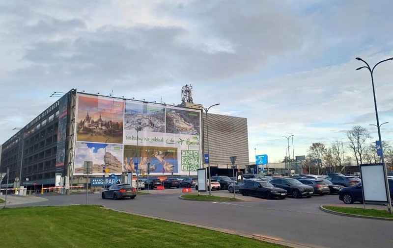 Locații turistice din România, promovate în Polonia. Reclamele sunt plasate în mijloacele de transport din Varșovia și Cracovia