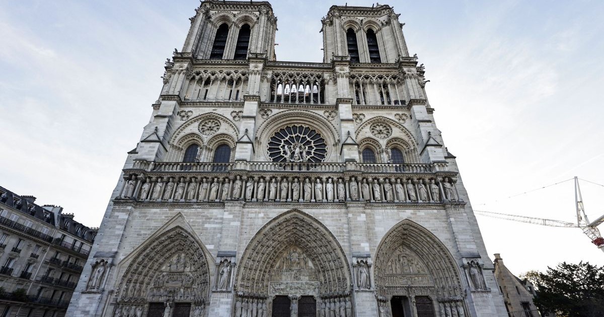 Fațada catedralei Notre-Dame de Paris din Paris refăcută