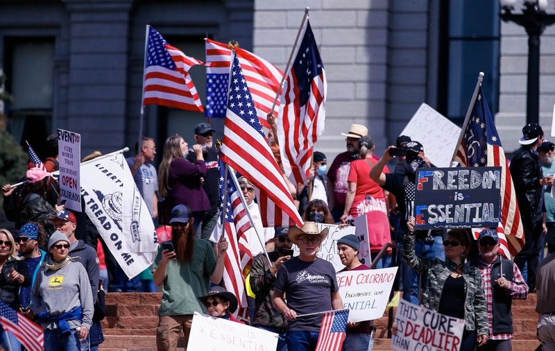 Ce s-a întâmplat când un medic a blocat manifestația anticarantină din Colorado. Povestea unei imagini-simbol din America lui Trump
