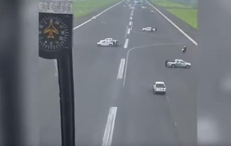 VIDEO | Ecuadorienii nu au permis unui avion care venea de la Madrid să aterizeze. Au blocat pista cu maşini, camioane şi motociclete
