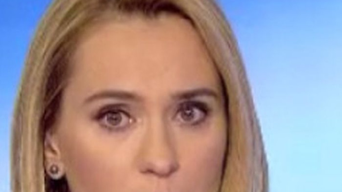 Andreea Esca, îmbrăcată în negru, la pupitrul știrilor
