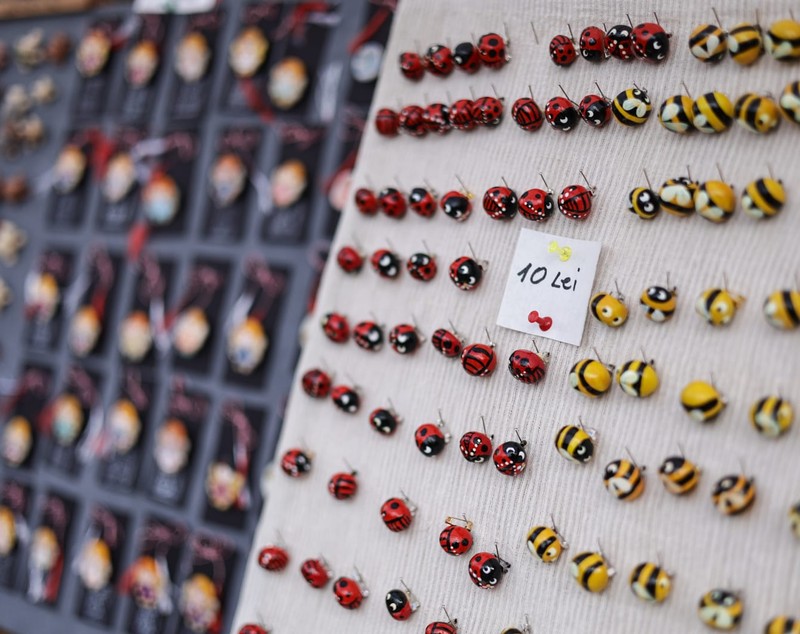 De la mărțișoare handmade la adevărate bijuterii din aur și argint: ce prețuri găsești la Târgul Mărțișorului 2026