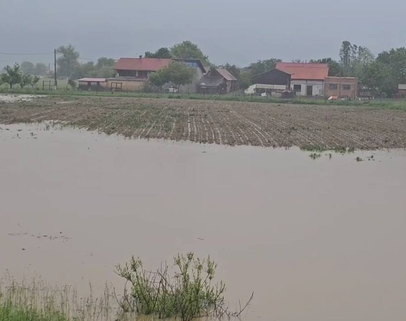 Cod roșu de inundații în județele Harghita, Braşov şi Covasna. Zeci de persoane evacuate preventiv