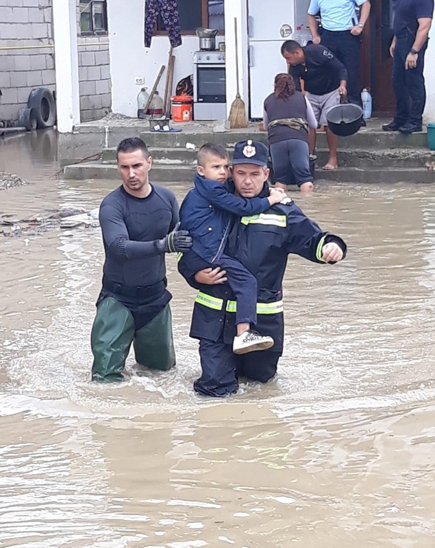 UPDATE/ Cod roșu de inundații în Vâlcea, Gorj și Argeș. Zeci de oameni au fost evacuați din case în Băbeni, Vâlcea