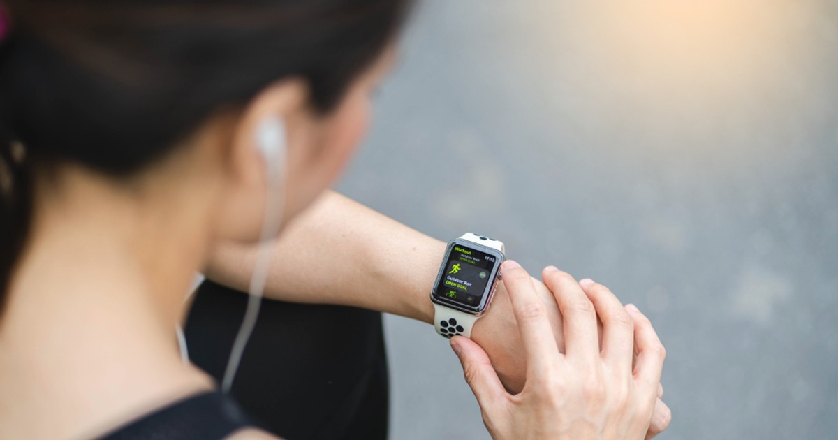 Ce este un smartwatch. Ce poți să faci cu el și cum alegi unul - Imagine cu o tânără care face mişcare şi care îşi monitorizează activitatea pe un smartwatch
